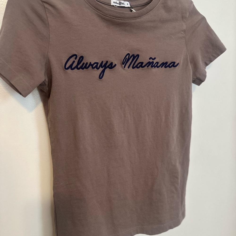 The Bee and The Fox laid-back style Graphic T~always manana- - Picture 5 of 7